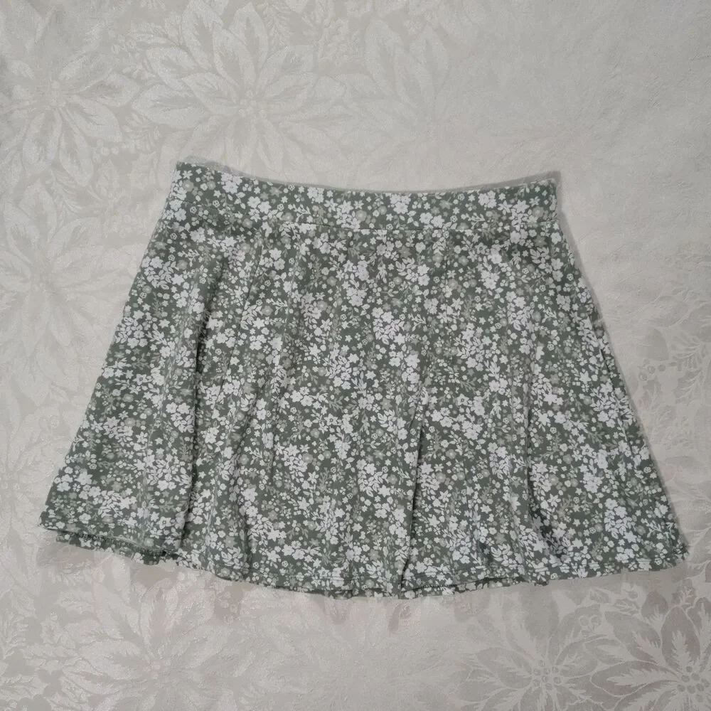Forever 21 Sage Green Floral Stretchy Mini Skirt Skater Ditsy Flower Size M